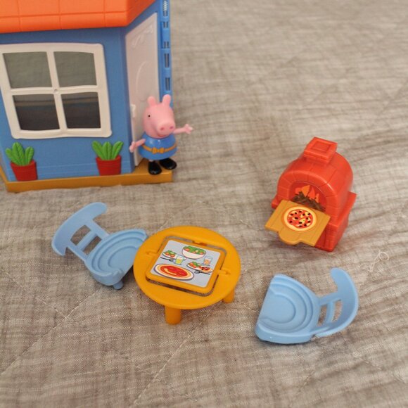 Peppa Pig Pizza Restaurant Playset - Picture 4 of 5